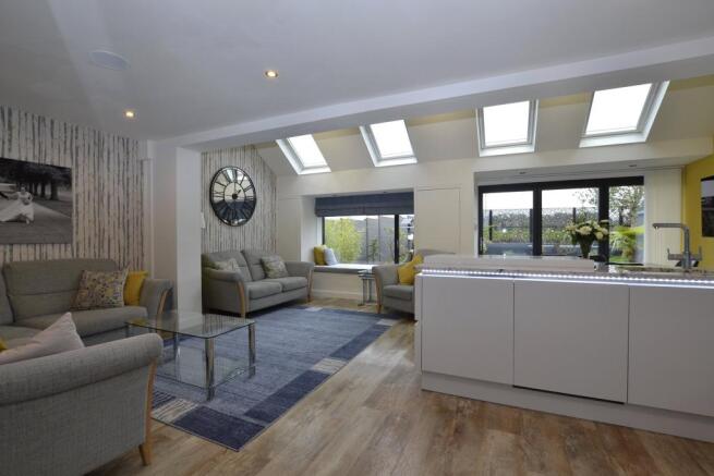 Kitchen / Lounge