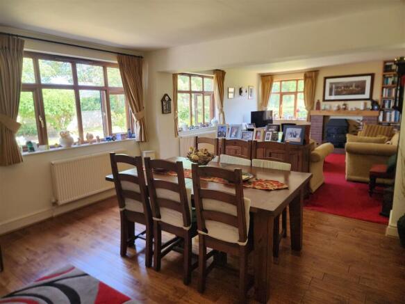 LOUNGE/DINING ROOM