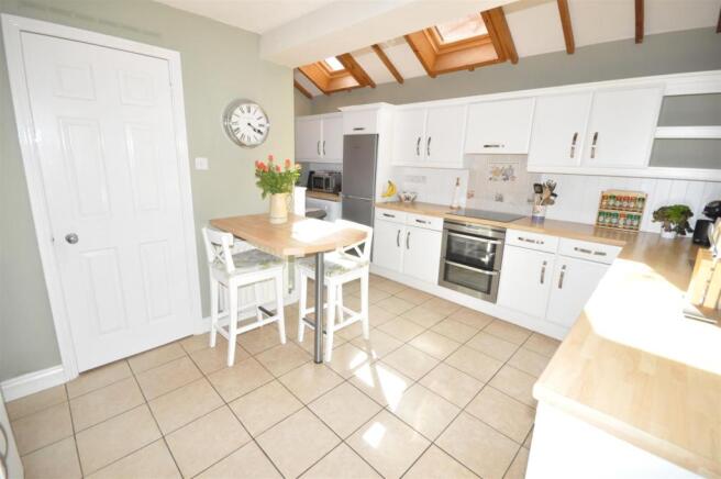L-SHAPED BREAKFAST KITCHEN