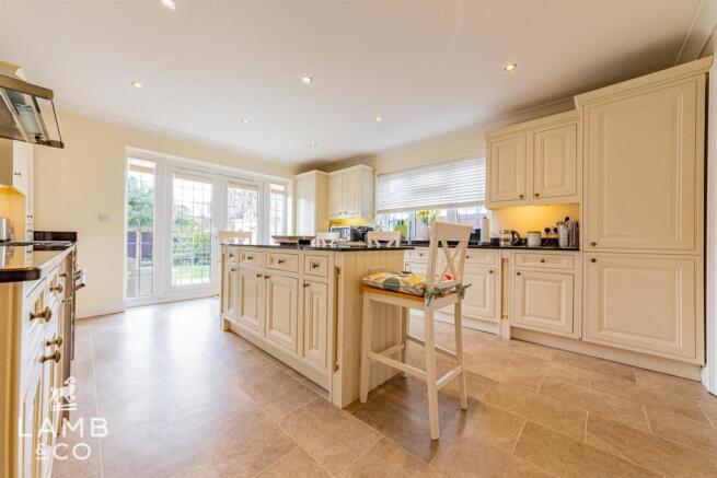 KITCHEN/BREAKFAST ROOM: