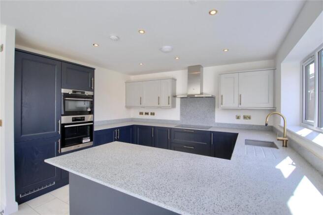 5 bed Detached for sale Image 5