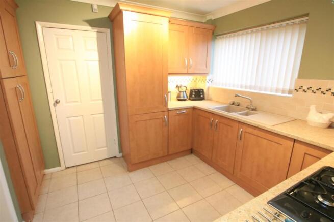 FITTED KITCHEN