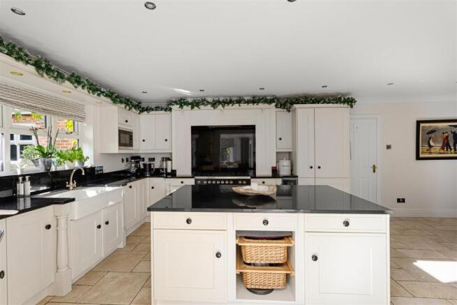 4 bed Detached for sale Image 6