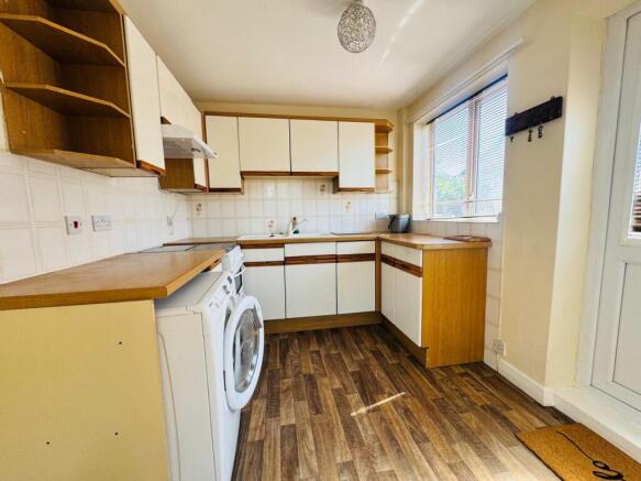 2 bed Semi-Detached Bungalow to rent Image 4