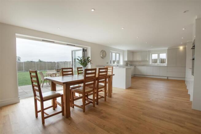 4 bed Detached for sale Image 10