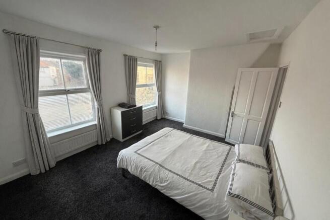 Bright, neatly presented double bedroom with tw...