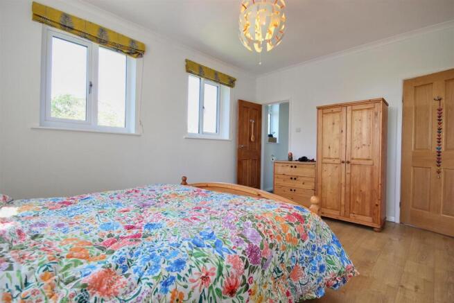 5 bed Detached for sale Image 10