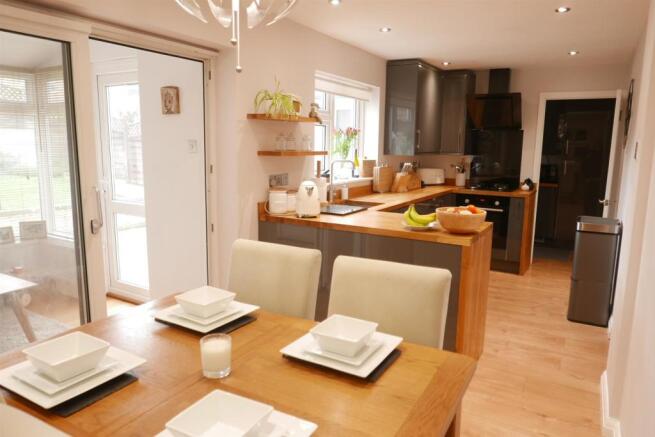 KITCHEN/DINING ROOM