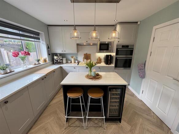 4 bed Detached for sale Image 7