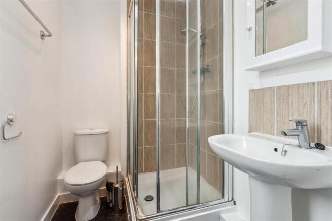 F7 122 Tooting High Street SW17 bathroom 2.jpg