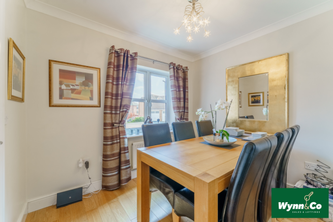 5 bed Detached for sale Image 9