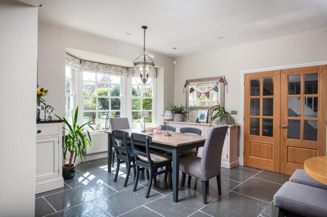 5 bed Detached for sale Image 8