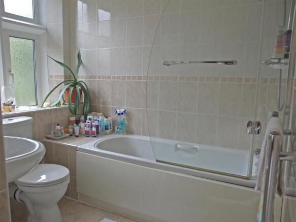 9 Stretton Croft - En-Suite.jpg