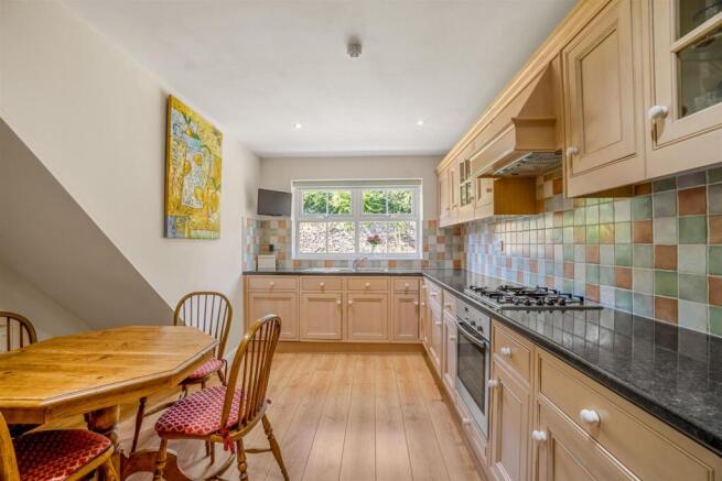 5 bed Detached for sale Image 7