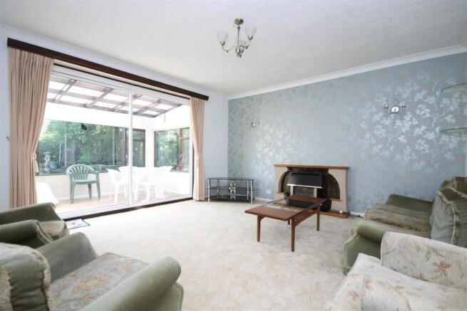 .LIVINGROOM.JPG
