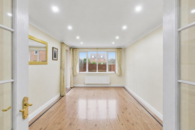 6 bed Detached for sale Image 9