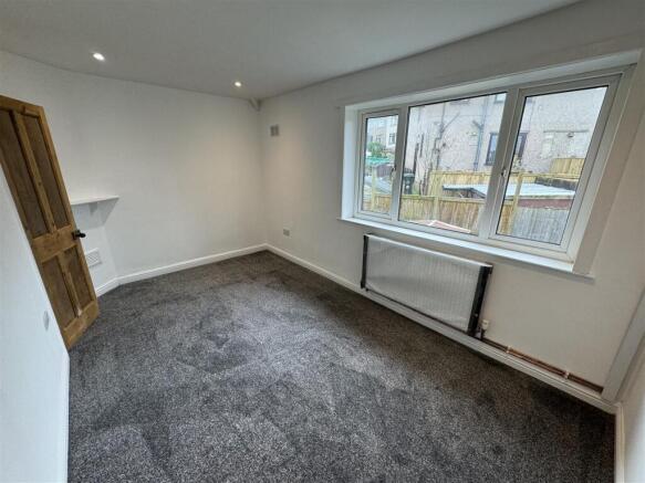 2 bed Apartment to rent Image 5