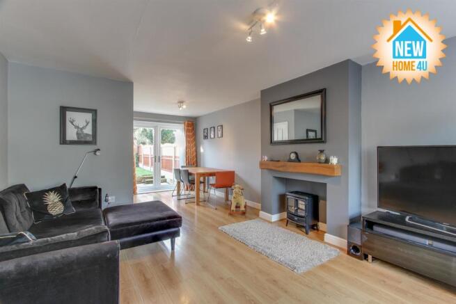 LOUNGE / DINING ROOM: