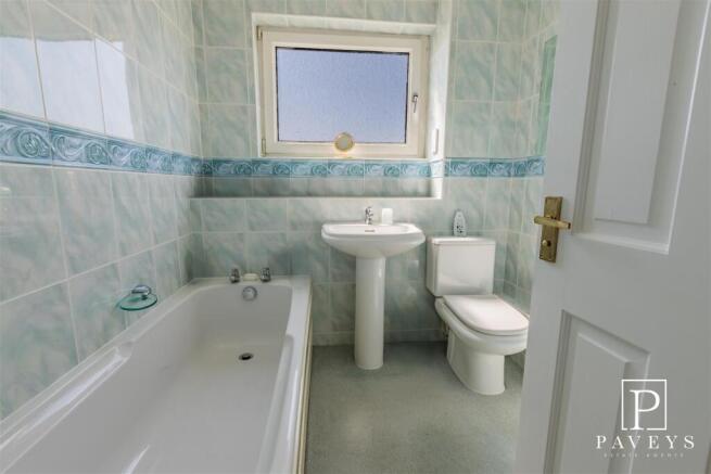 EN SUITE TO MASTER BEDROOM