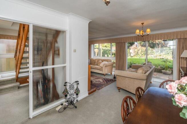 L SHAPED LOUNGE/DINING ROOM