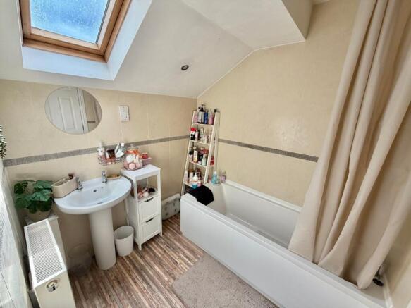 4 bed Semi-Detached for sale Image 8