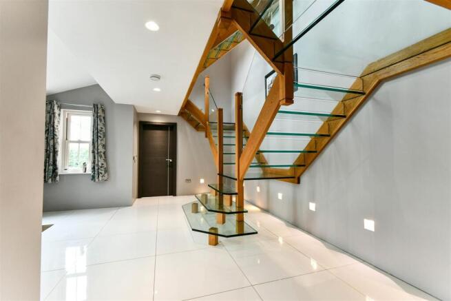 6 bed Detached for sale Image 8