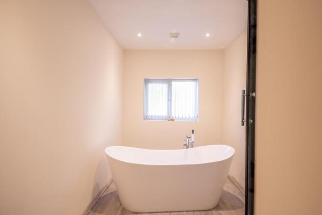 BATHROOM 02.jpg