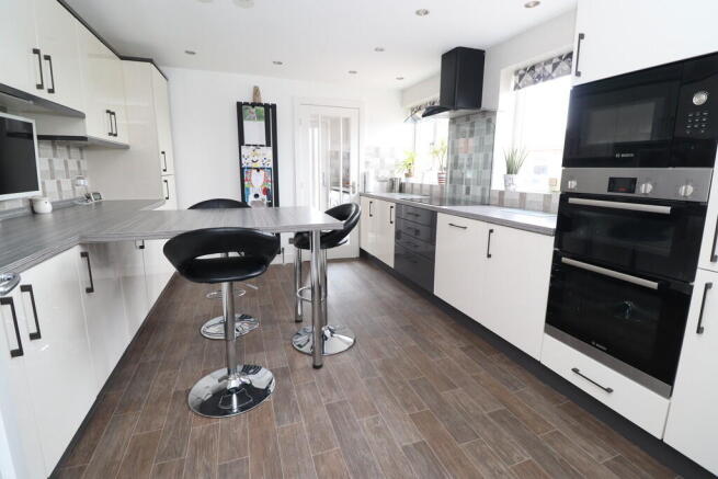4 bed Detached for sale Image 6