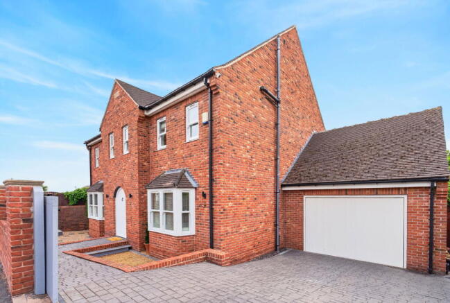 4 bed Detached for sale Image 4