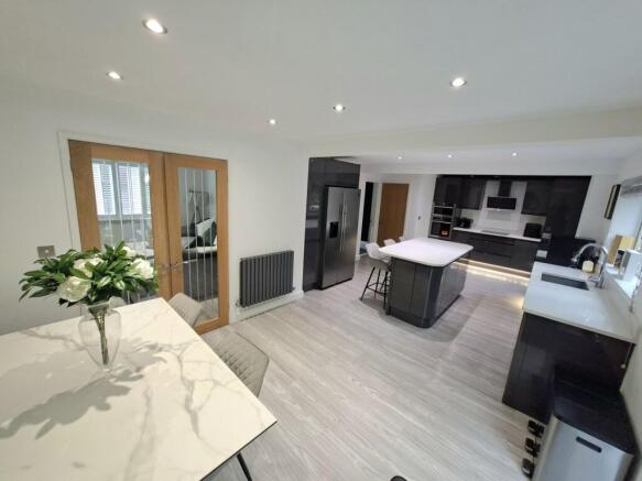 KITCHEN/DINING AREA
