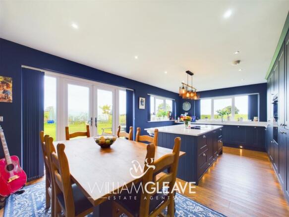 Kitchen/ Dining Room