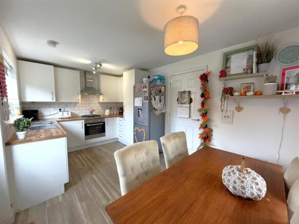 Spacious Dining Kitchen 667