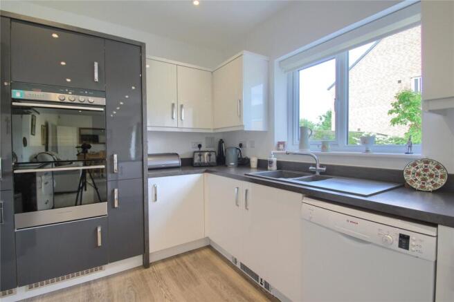 5 bed Detached for sale Image 12