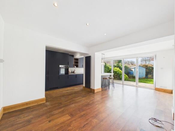 CAM04693G0-PR0103...