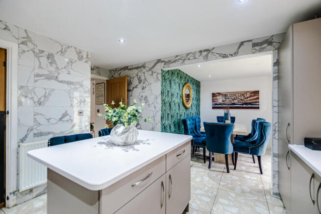 5 bed Detached for sale Image 6