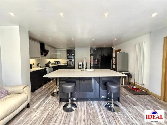 4 bed Detached Bungalow for sale Image 10