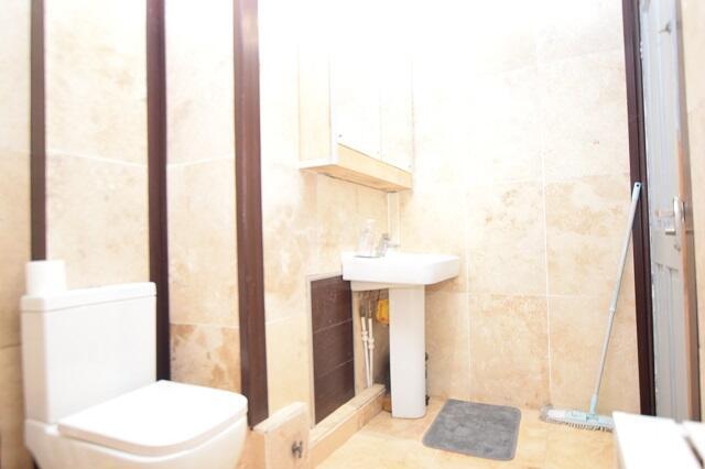 3 bed Apartment to rent Image 5