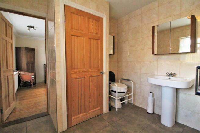 EN-SUITE SHOWER ROOM