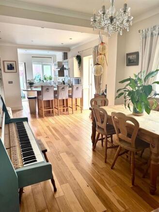 4 bed House for sale Image 5