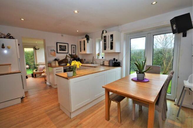 KITCHEN / DINING ROOM