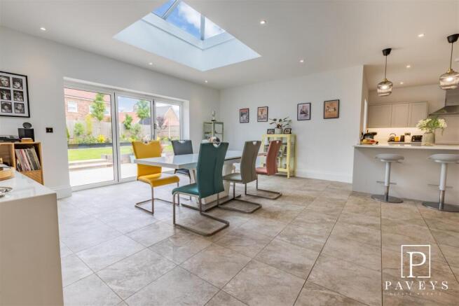 OPEN PLAN KITCHEN & FAMILY AREA