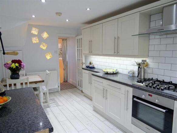 KITCHEN/BREAKFAST ROOM: