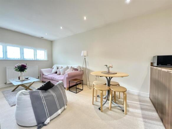 Kitchen / Lounge