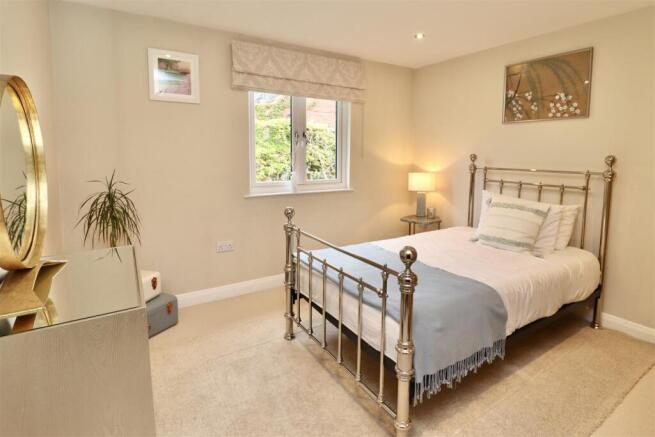 3 bed Apartment for sale Image 8