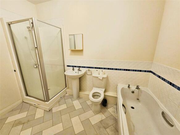 3 bed Flat for sale Image 11