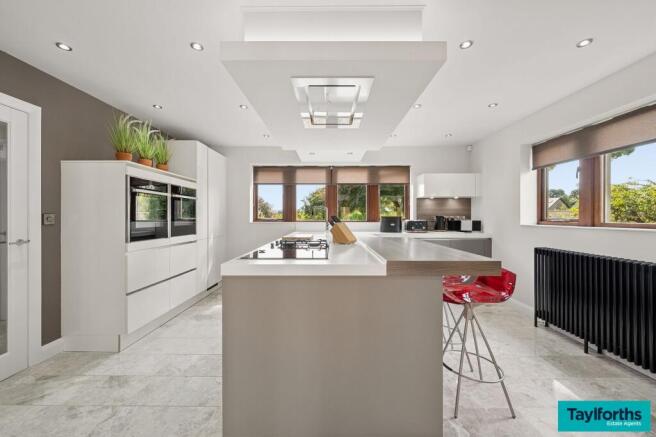 4 bed Detached for sale Image 7