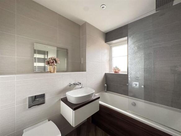 5 bed Detached for sale Image 12