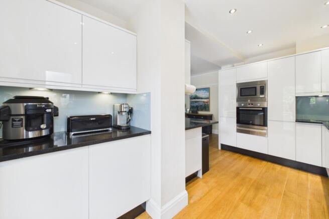 4 bed Semi-Detached for sale Image 9