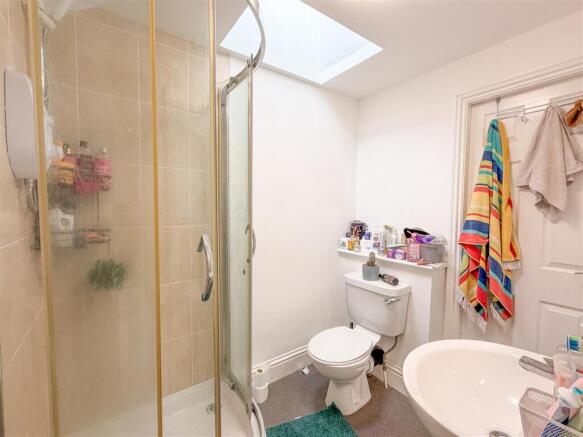 6 bed House to rent Image 10