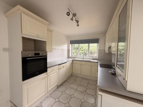 4 bed House to rent Image 4